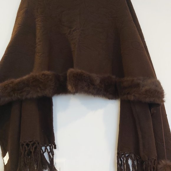 Brown shawl with faux fur trim and bobbles - Picture 4 of 7
